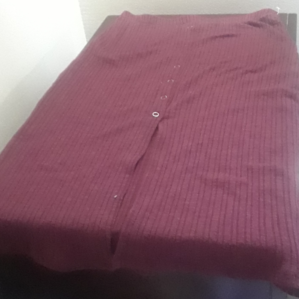 Cute button maroon skirt with slit
